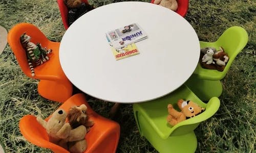 Bamser på stoler rundt et bord i barneavdelingen